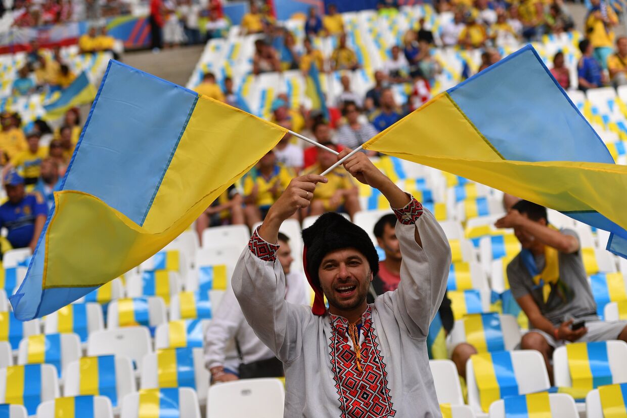 Украинский болельщик перед матчем группового этапа чемпионата Европы по футболу - 2016 между сборными командами Украины и Польши.