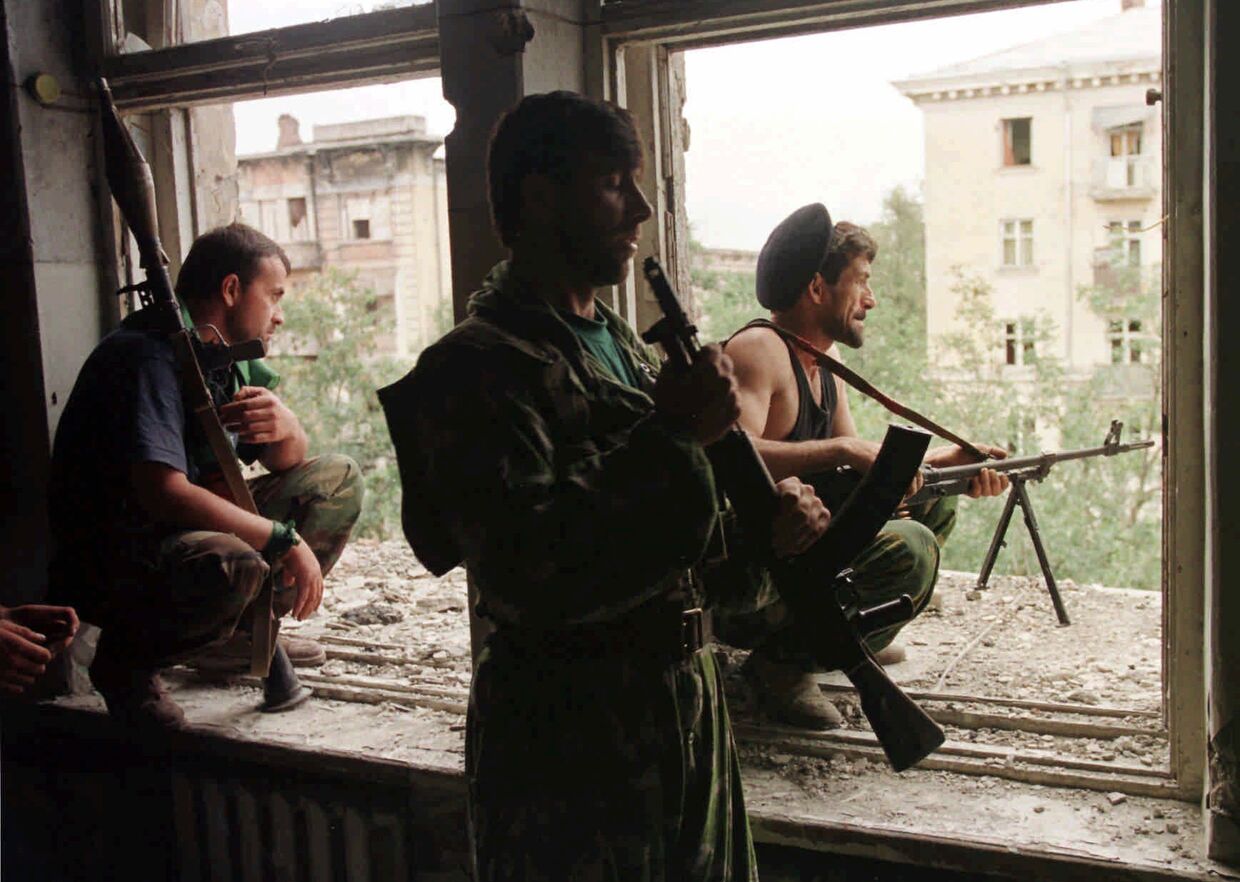 Чеченские боевики во время уличных боев в Грозном