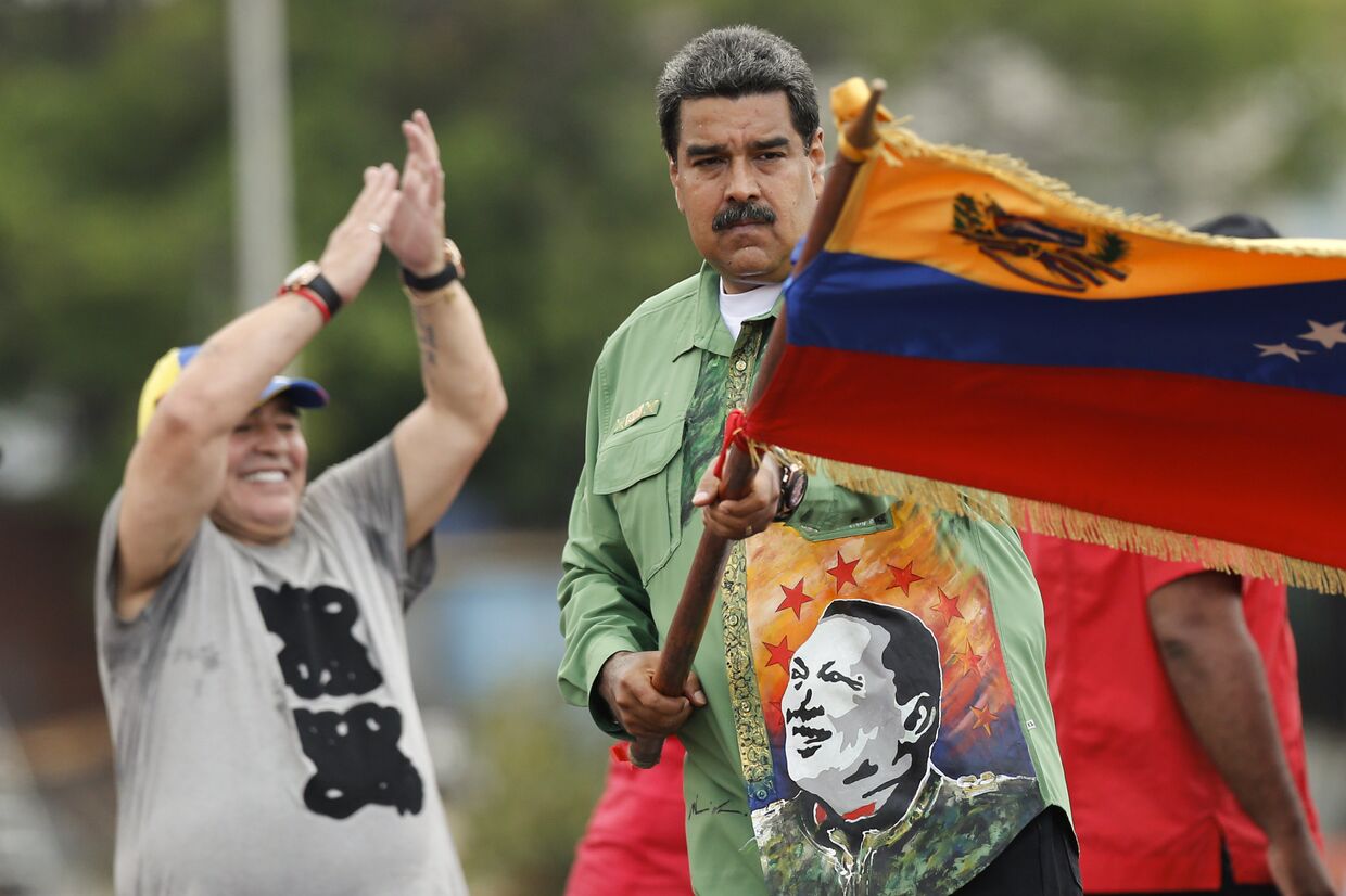 Николас Мадуро и Диего Марадона (слева) на предвыборном митинге в Каракасе, Венесуэла. 17 мая 2018