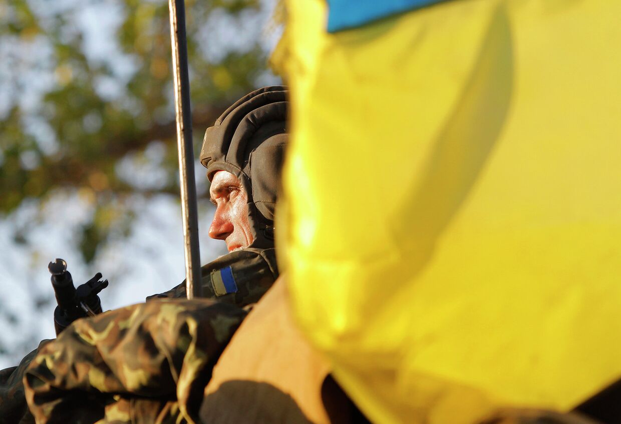 Солдат украинской армии недалеко от Мариуполя. Архивное фото