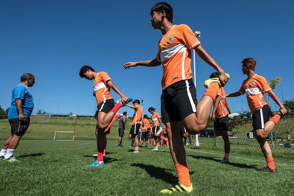 Футболисты из Китая тренируются в спортивном центре в Порту-Фелис