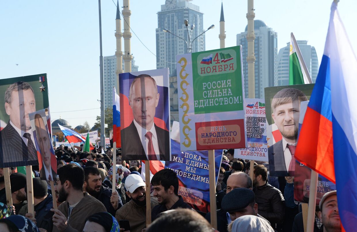 Участники митинга в центре Грозного, посвященного Дню народного единства. 4 ноября 2017
