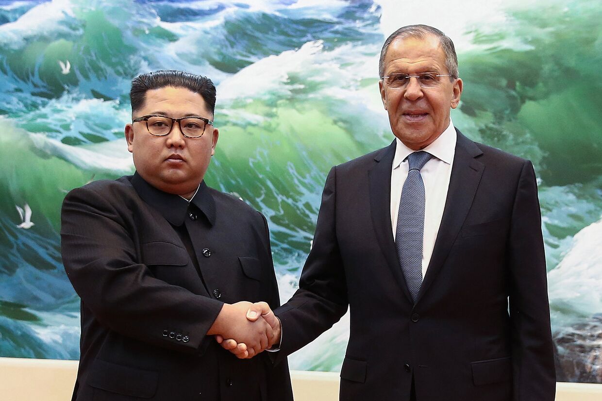 Министр иностранных дел России Сергей Лавров пожимает руку лидеру Северной Кореи Ким Чен Ыну во время встречи в Пхеньяне