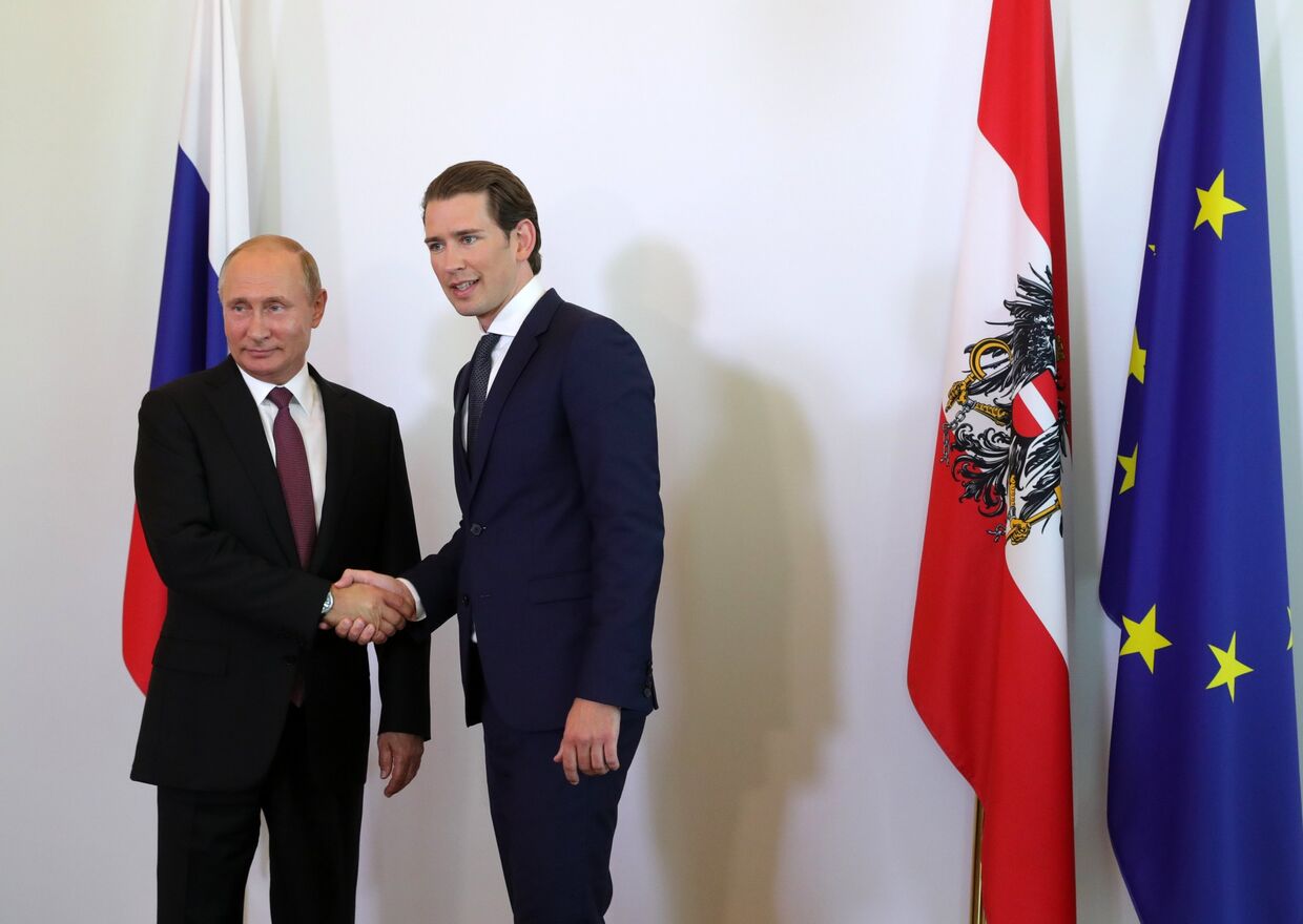 Президент РФ Владимир Путин и Федеральный канцлер Австрии Себастьян Курц во время встречи в Вене