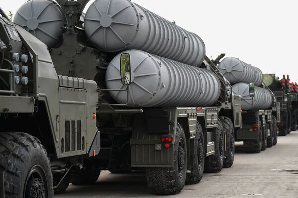 Ракетный комплекс С-400 во время подготовки боевой техники к участию в военном параде Ракетный комплекс С-400 во время подготовки боевой техники к участию в военном параде