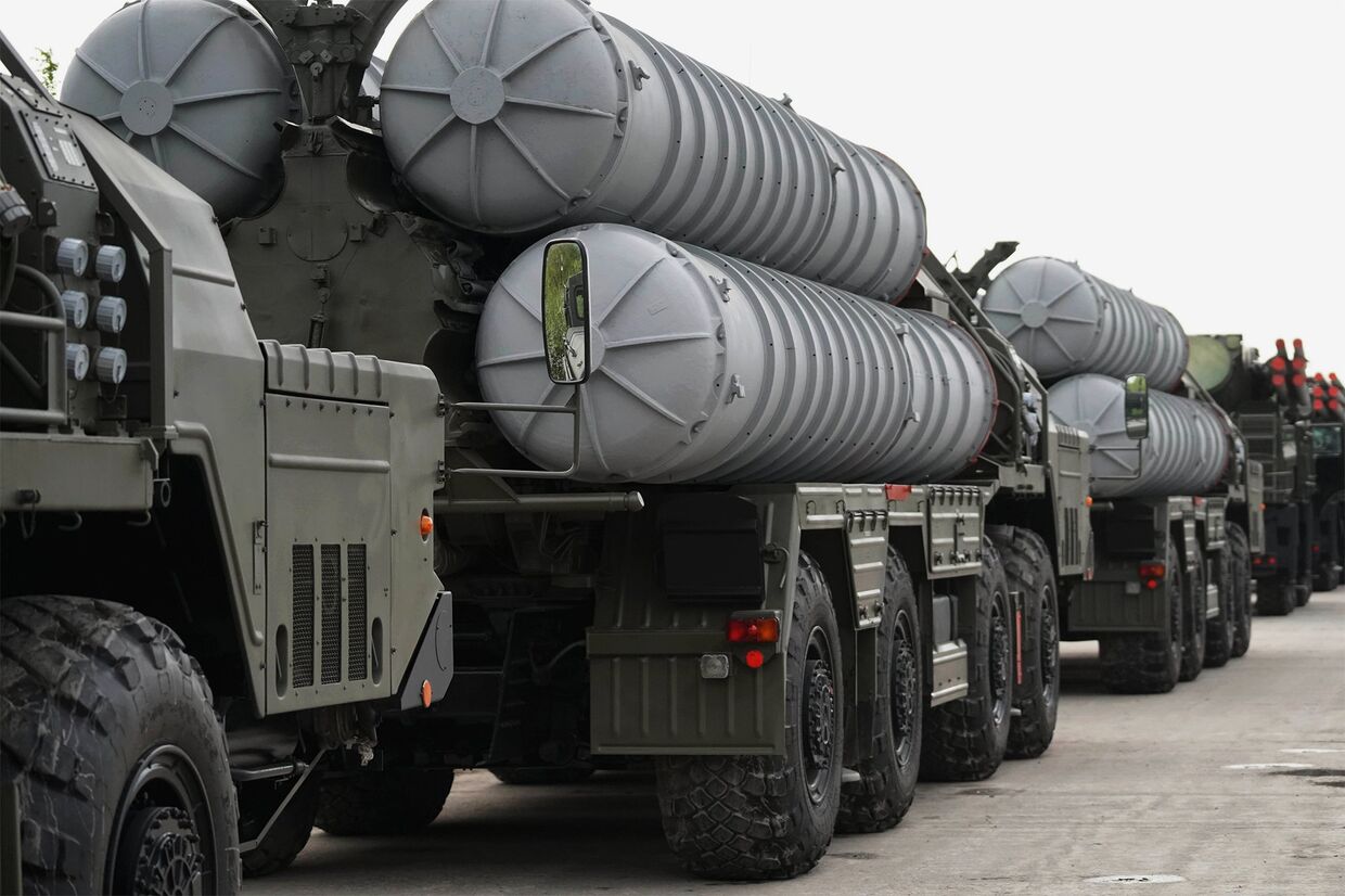 Ракетный комплекс С-400 во время подготовки боевой техники к участию в военном параде