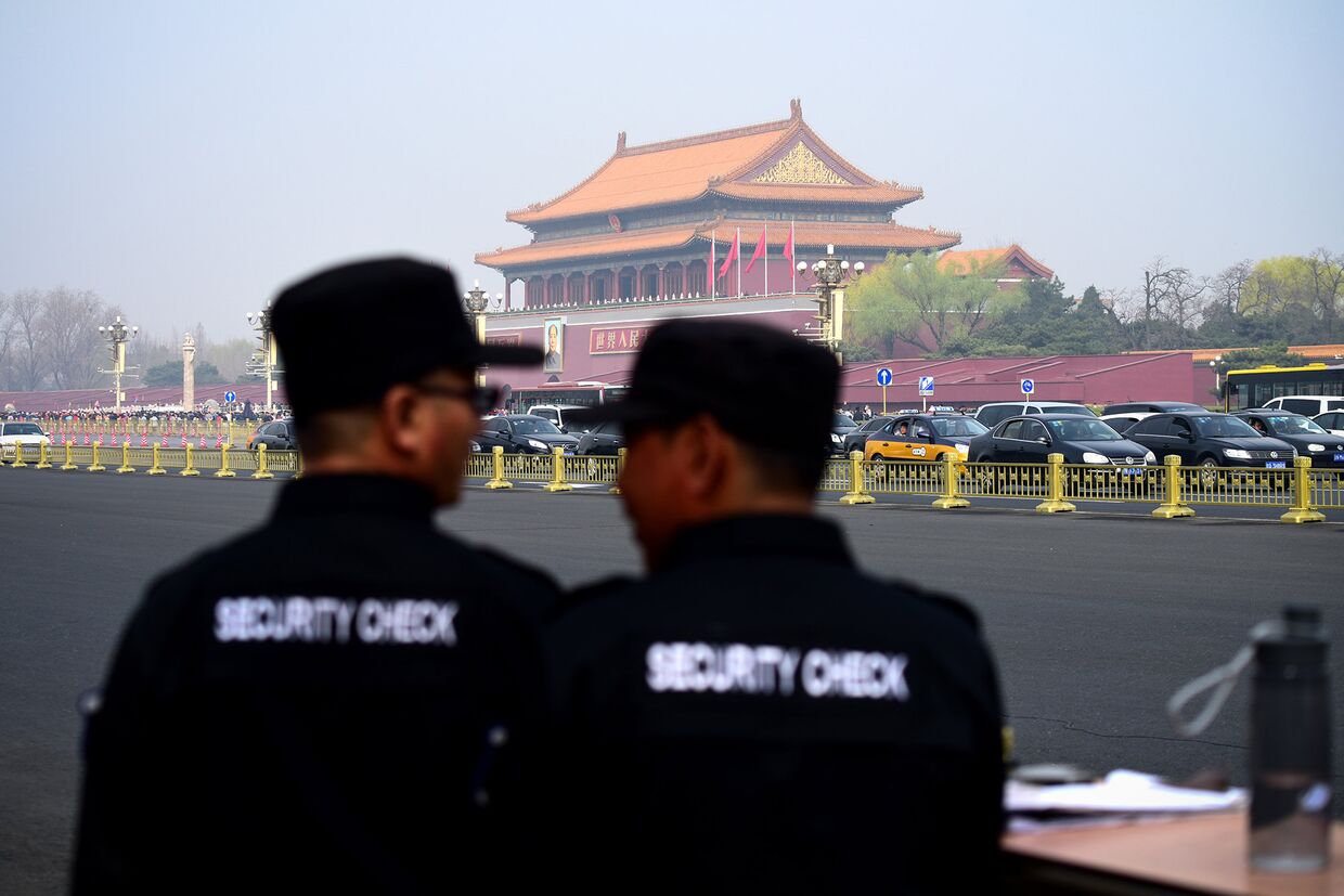 Сотрудники службы безопасности у площади Тяньаньмэнь в Пекине
