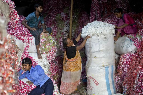 Бангладешцы работают на сборе пластика в Дакке