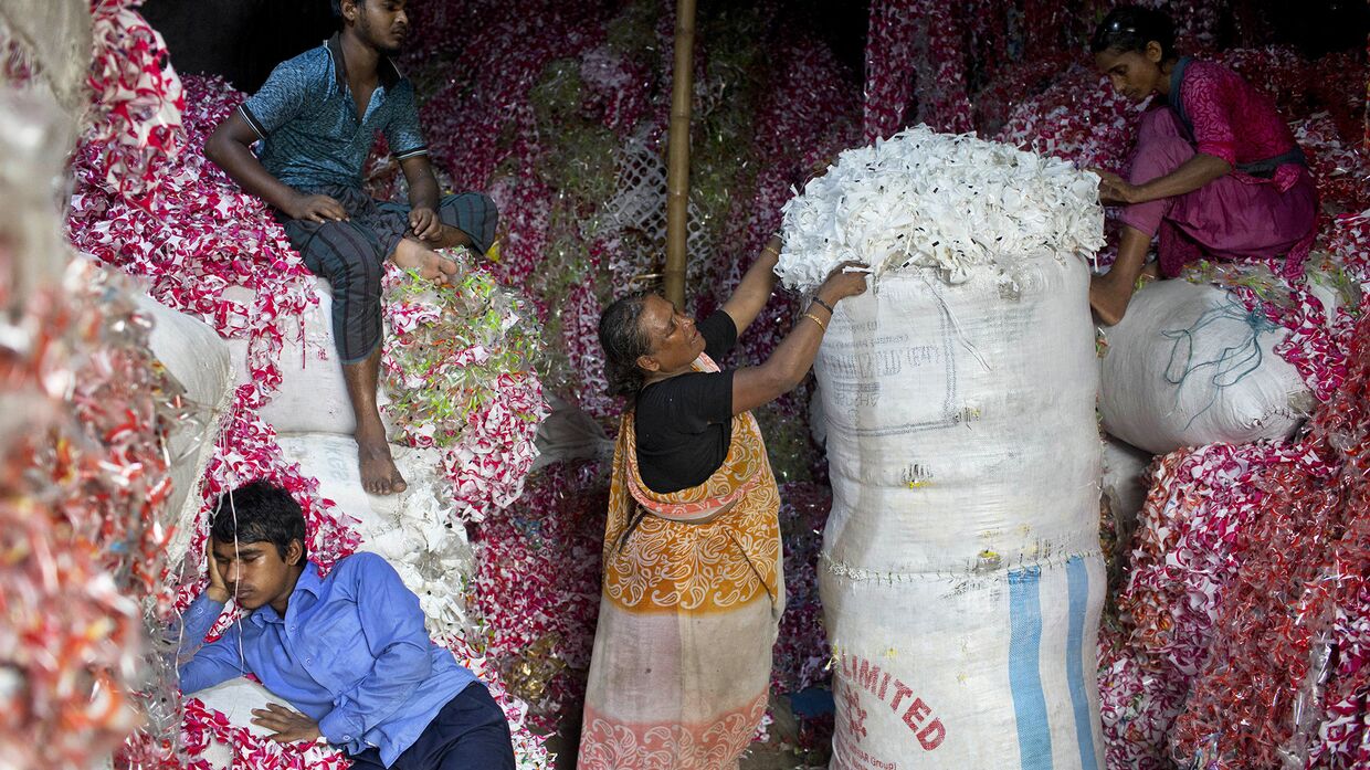 Бангладешцы работают на сборе пластика в Дакке