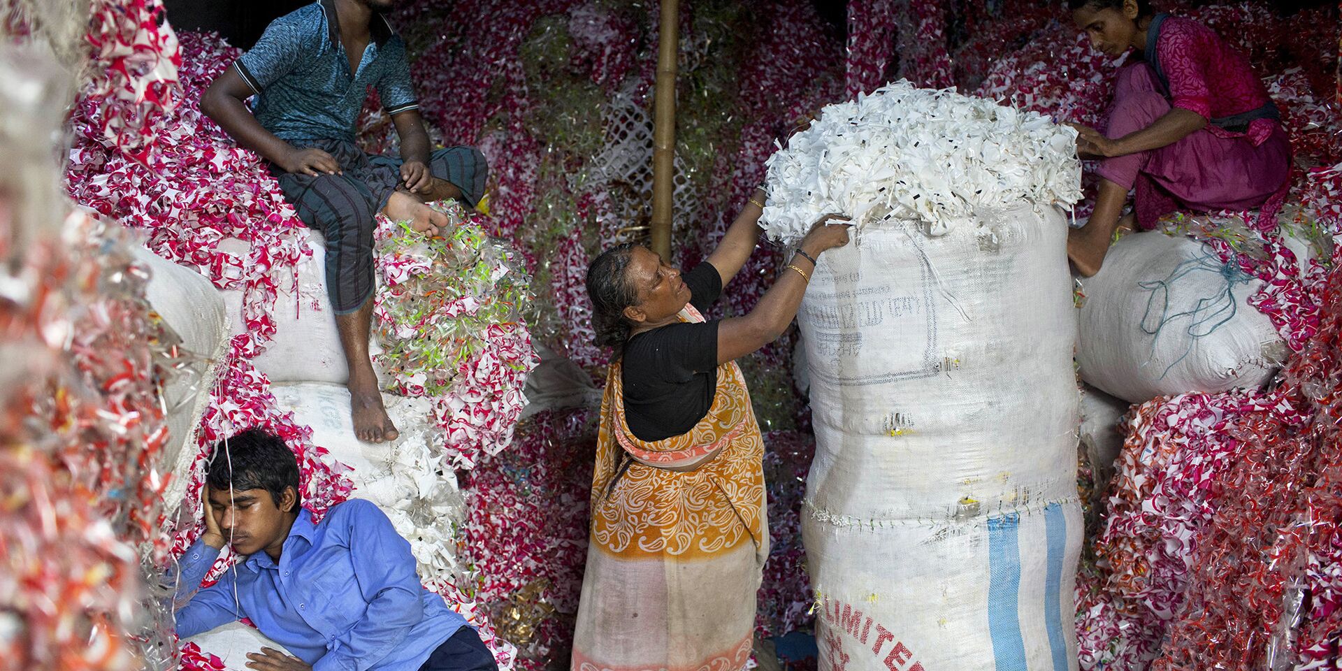 Бангладешцы работают на сборе пластика в Дакке - ИноСМИ, 1920, 05.03.2023