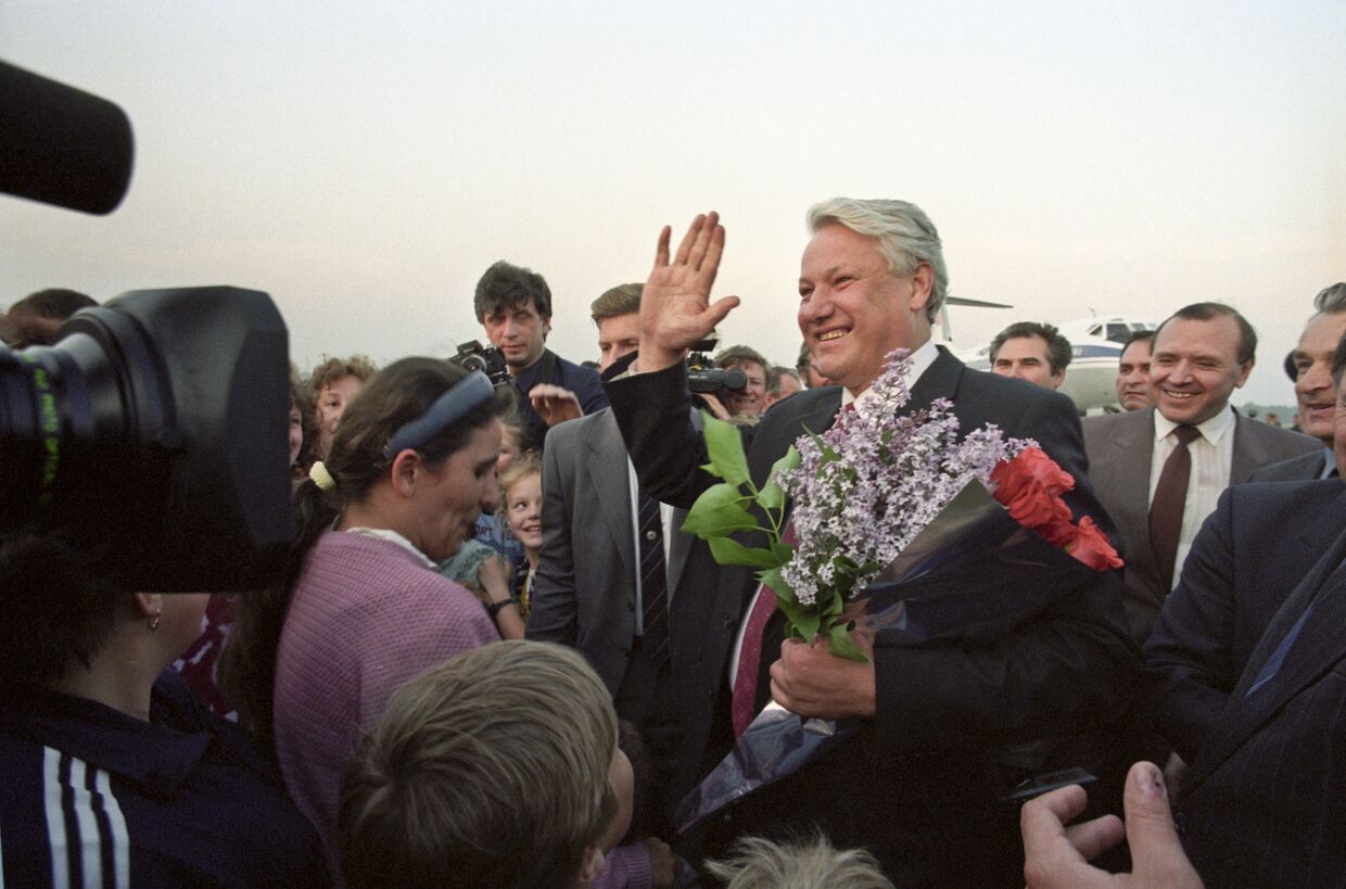 Встреча Бориса Ельцина в аэропорту города Воронежа. 27 мая 1991 года
