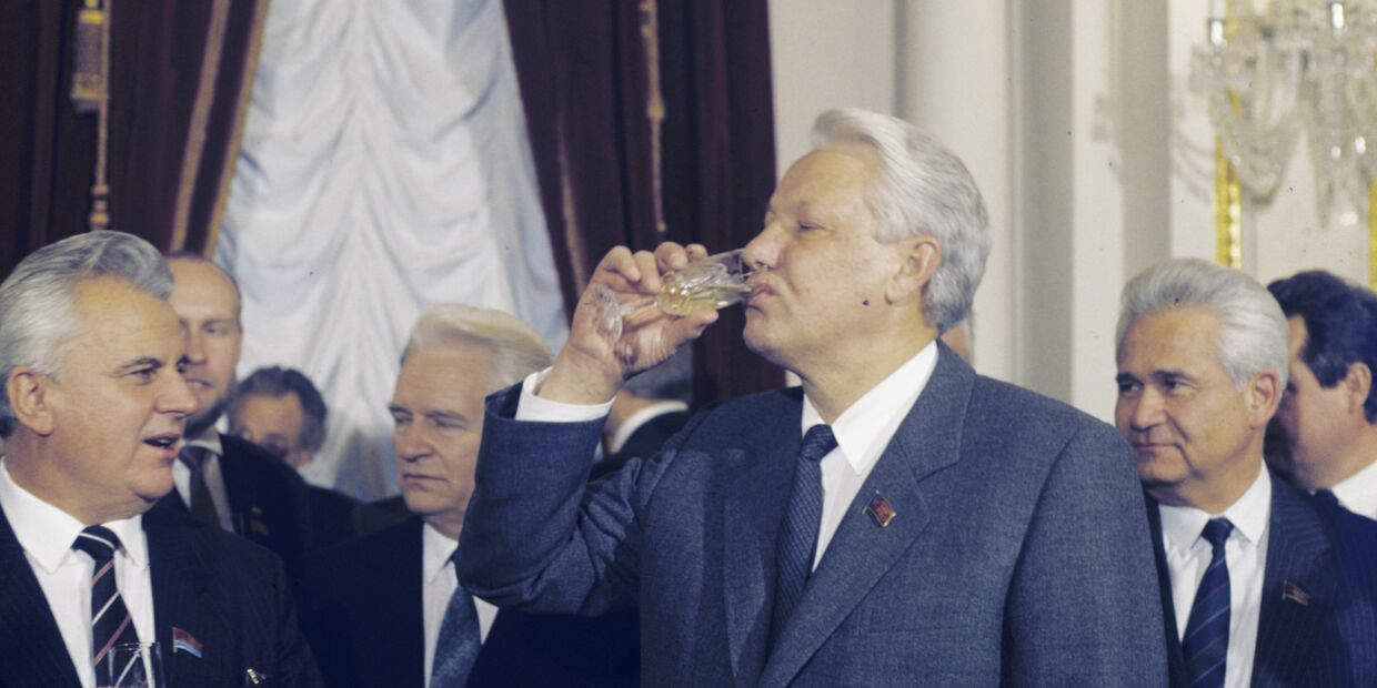 Леонид Кравчук и Борис Ельцин после подписания договора о признании территориальной целостности РСФСР и УССР в существующих в рамках СССР границах. Ноябрь 1990 года. Действие договора - 10 лет. Леонид Кравчук и Борис Ельцин после подписания договора о признании территориальной целостности РСФСР и УССР в существующих в рамках СССР границах. Ноябрь 1990 года. Действие договора - 10 лет.