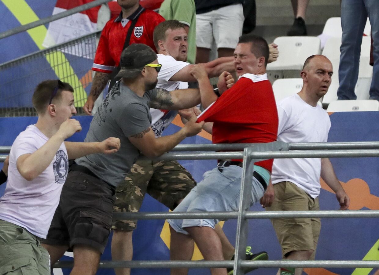 Драка болельщиков сборных России и Англии на матче Евро-2016 в Марселе