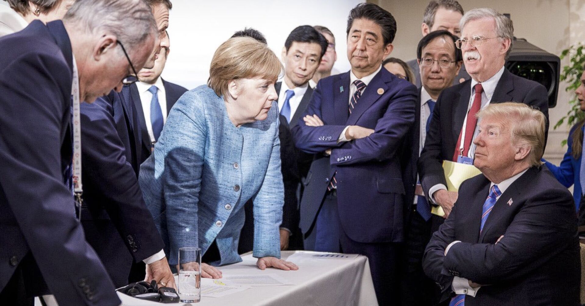 Канцлер ФРГ Ангела Меркель разговаривает с президентом США Дональдом Трампом на саммите G7. 9 июня 2018 - ИноСМИ, 1920, 31.10.2020
