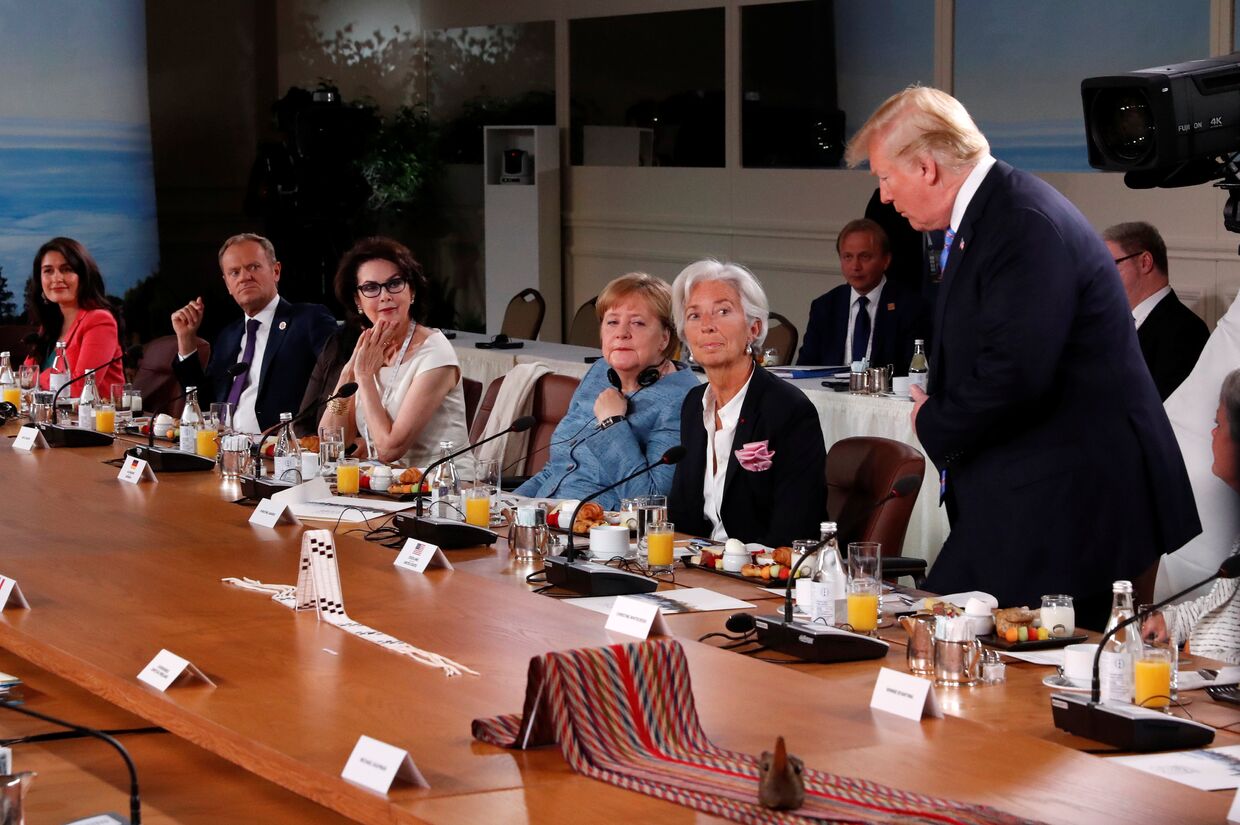 Президент США Дональд Трамп с опозданием прибыл на завтрак лидеров G7, который был посвящен вопросам гендерного равенства. 9 июня 2018 года