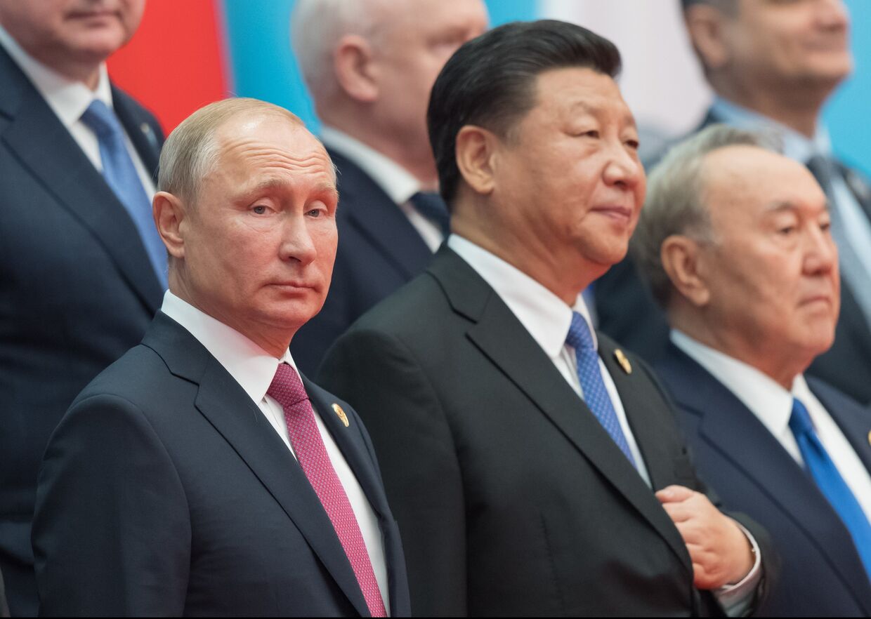 ладимир Путин на церемонии фотографирования глав государств - членов ШОС. 10 июня 2018