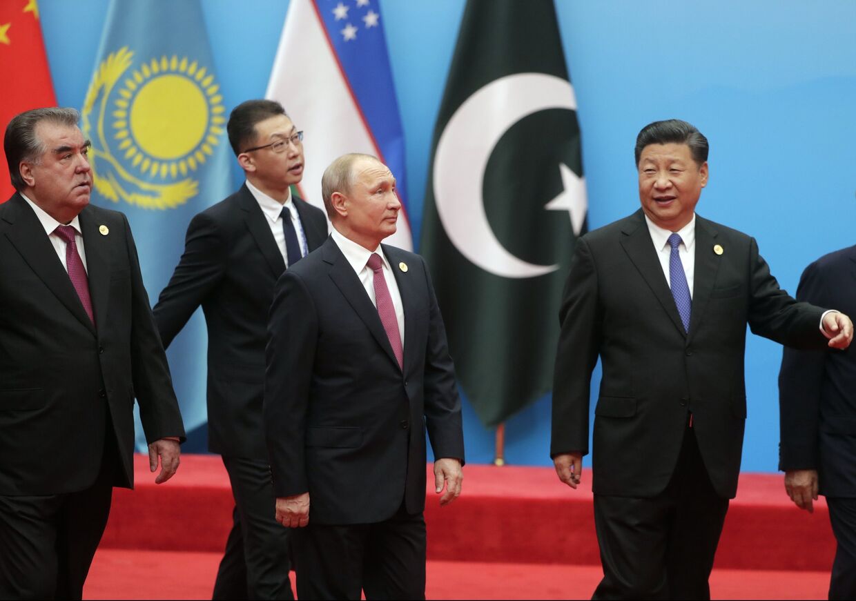 Президент РФ Владимир Путин, председатель КНР Си Цзиньпин и президент Таджикистана Эмомали Рахмон на церемонии фотографирования глав государств - членов ШОС. 10 июня 2018