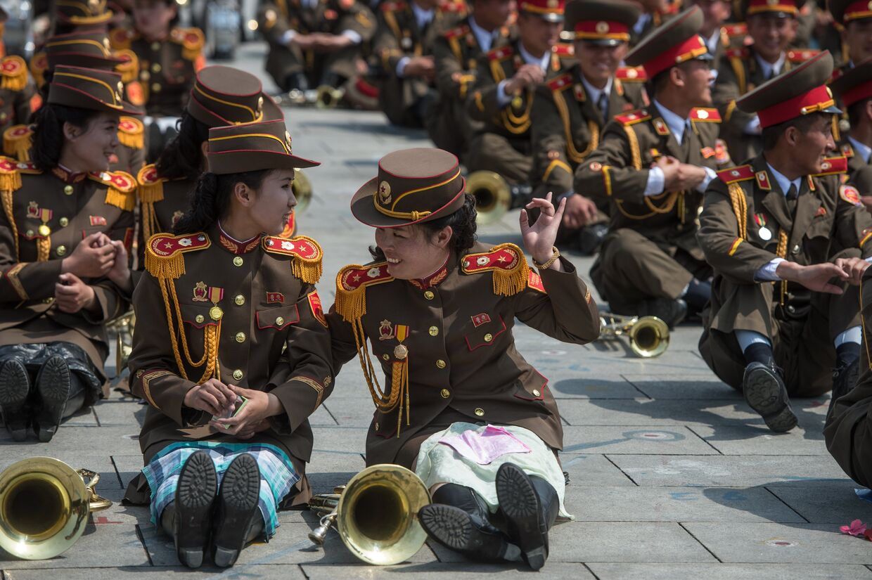 Военнослужащие во время парада, приуроченного к 105-й годовщине со дня рождения основателя северокорейского государства Ким Ир Сена, в Пхеньяне