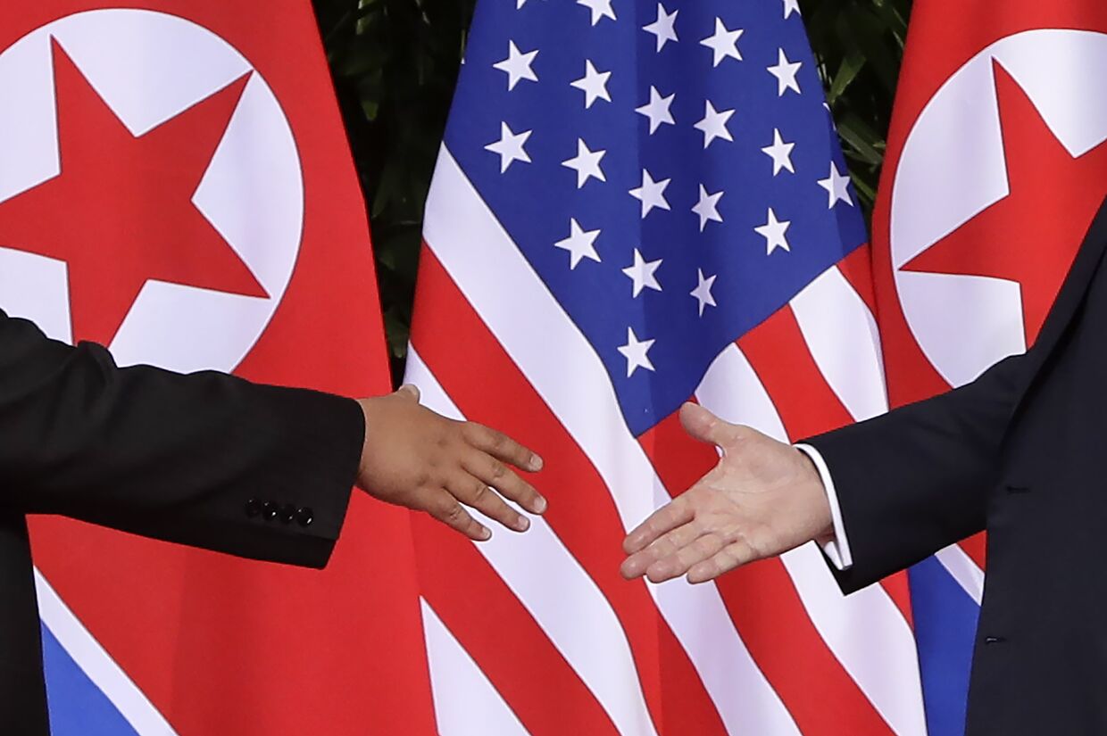 Лидеры США и Северной Кореи обменялись рукопожатием на саммите в Сингапуре