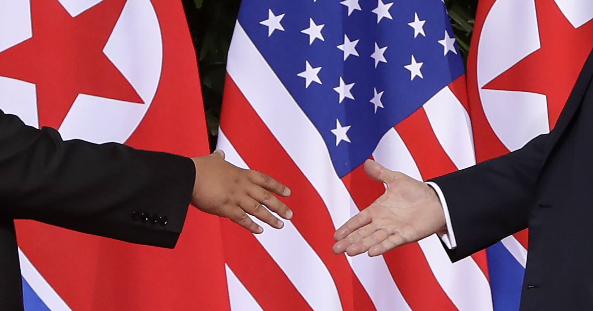 Лидеры США и Северной Кореи обменялись рукопожатием на саммите в Сингапуре - ИноСМИ, 1920, 13.03.2021