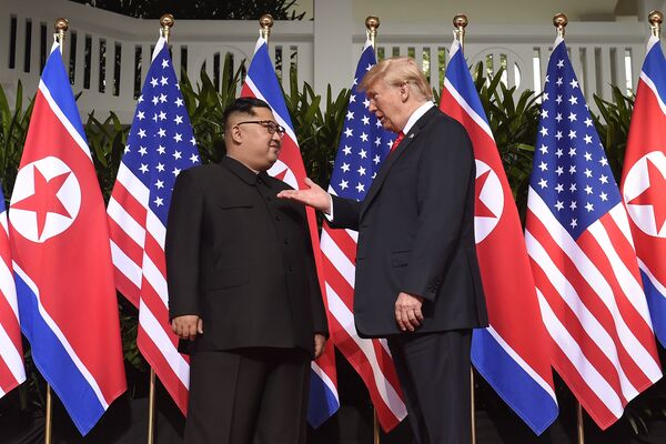 Трамп и Ким Чен Ын на саммите. 12.06.2018 Трамп и Ким Чен Ын на саммите. 12.06.2018