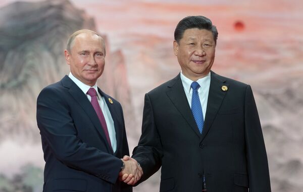 Владимир Путин и председатель КНР Си Цзиньпин перед заседанием Совета ШОС. 10 июня 2018 Владимир Путин и председатель КНР Си Цзиньпин перед заседанием Совета ШОС. 10 июня 2018