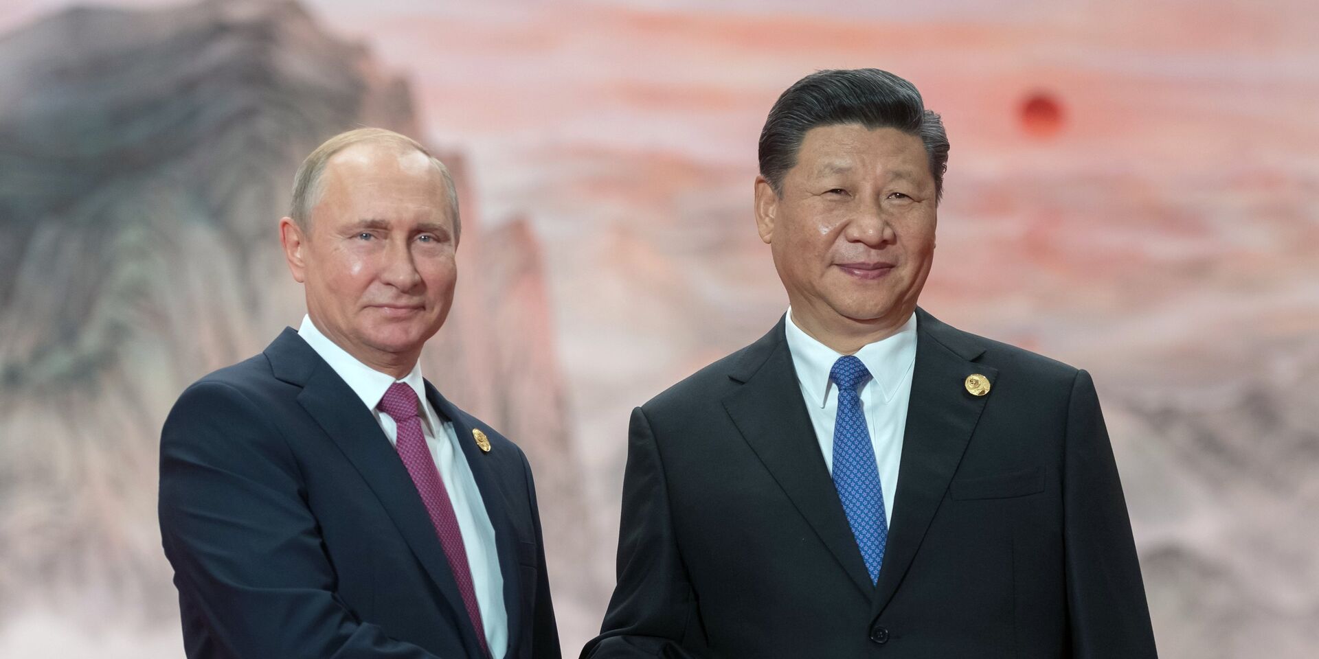 Владимир Путин и председатель КНР Си Цзиньпин перед заседанием Совета ШОС. 10 июня 2018 - ИноСМИ, 1920, 26.05.2021
