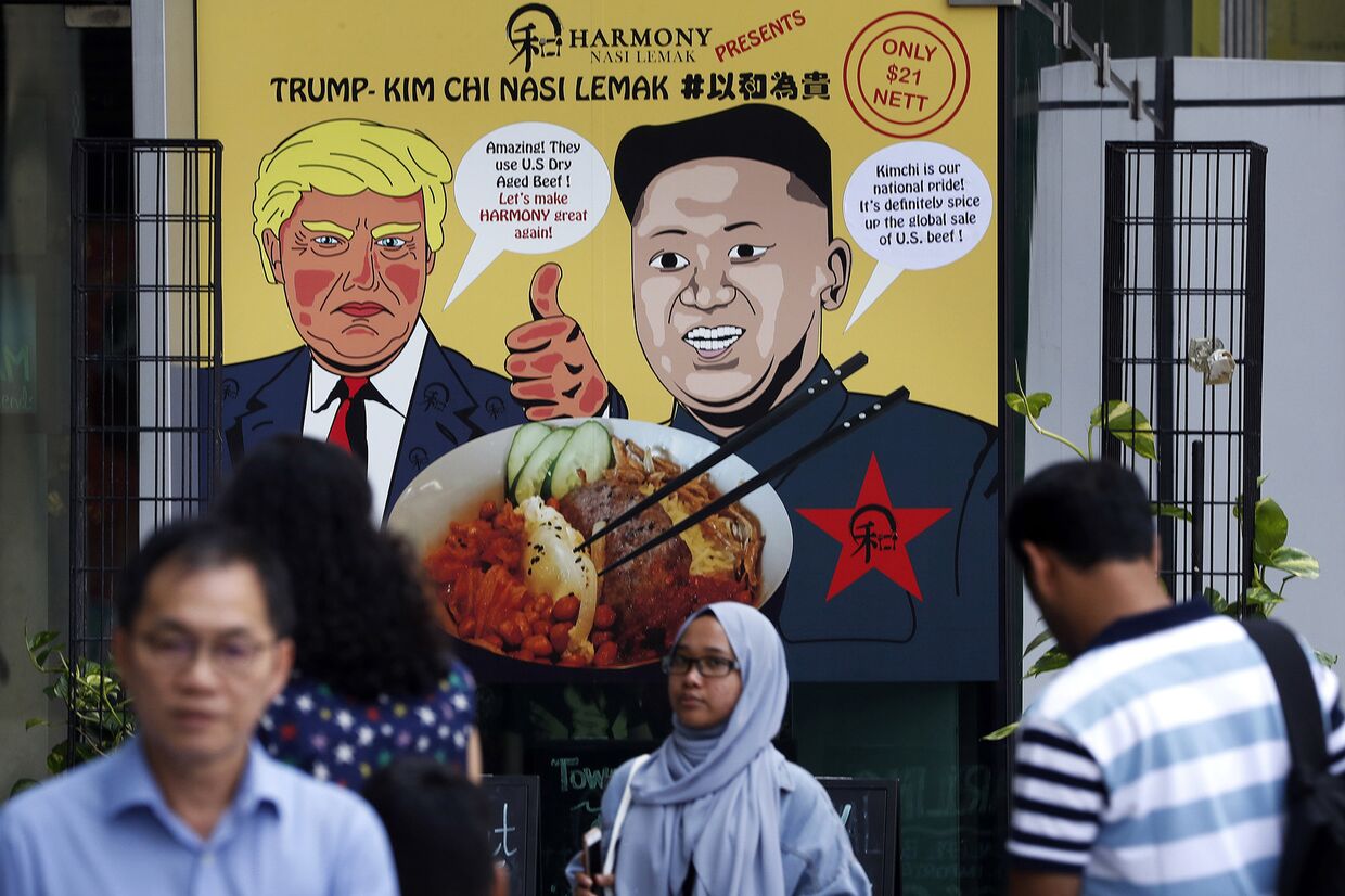 Каррикатурная вывеска, изображающая президента США Дональда Трампа и северокорейского лидера Ким Чен Ына в Сингапуре