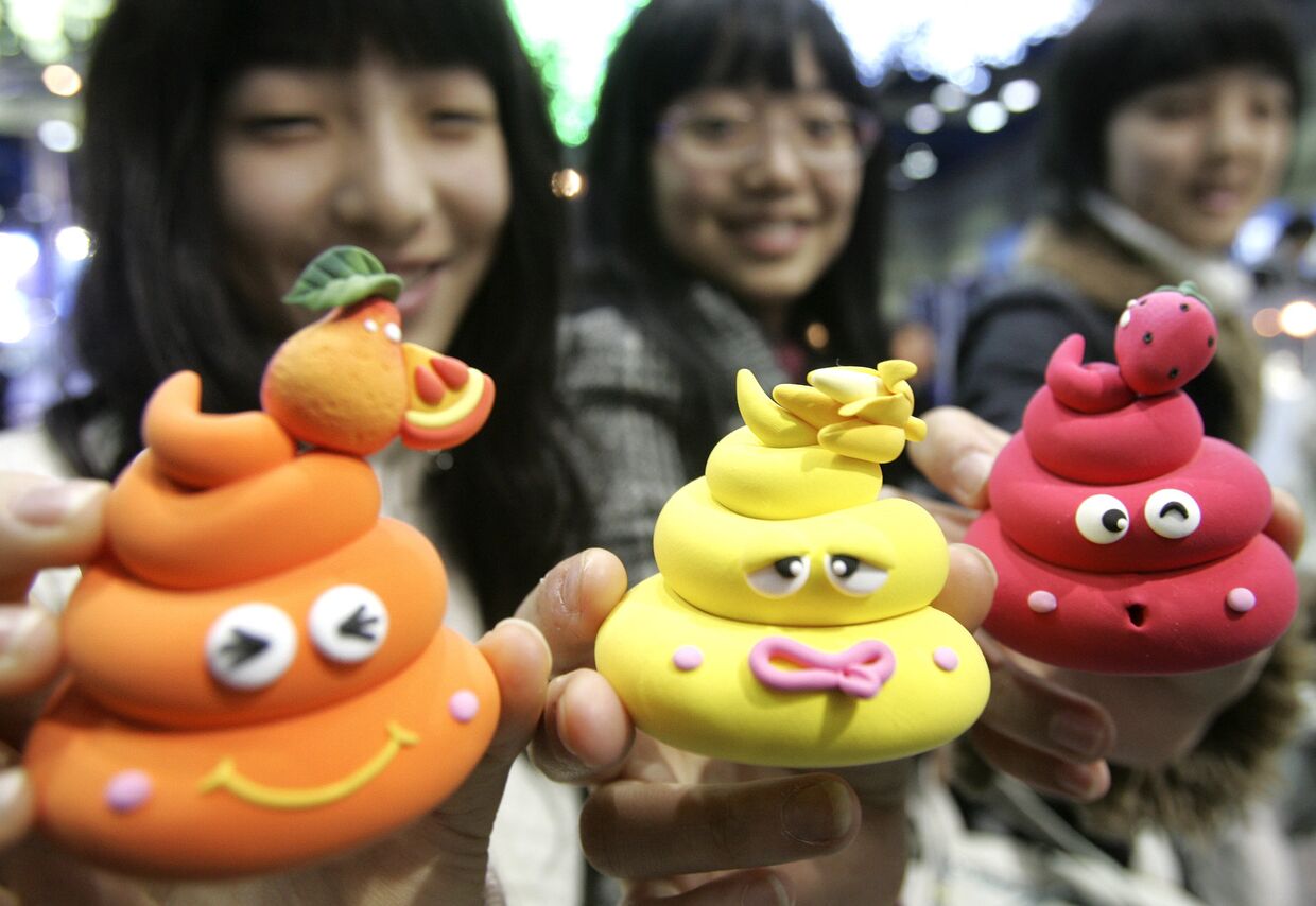Южнокорейские студенты во время международной выставки туалетных и ванных принадлежностей в Сеуле