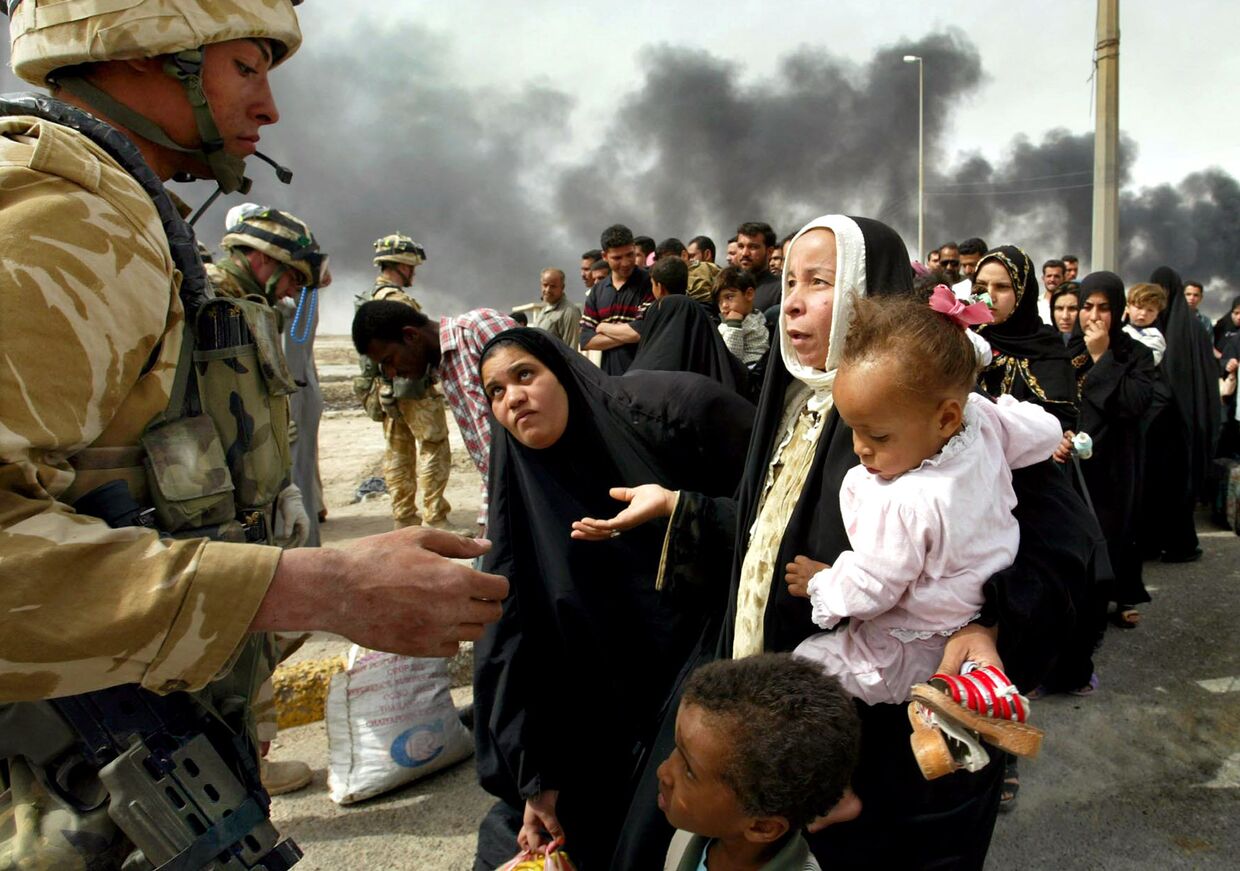 Британские солдаты проверяют беженцев на окраине города Басры, Ирак