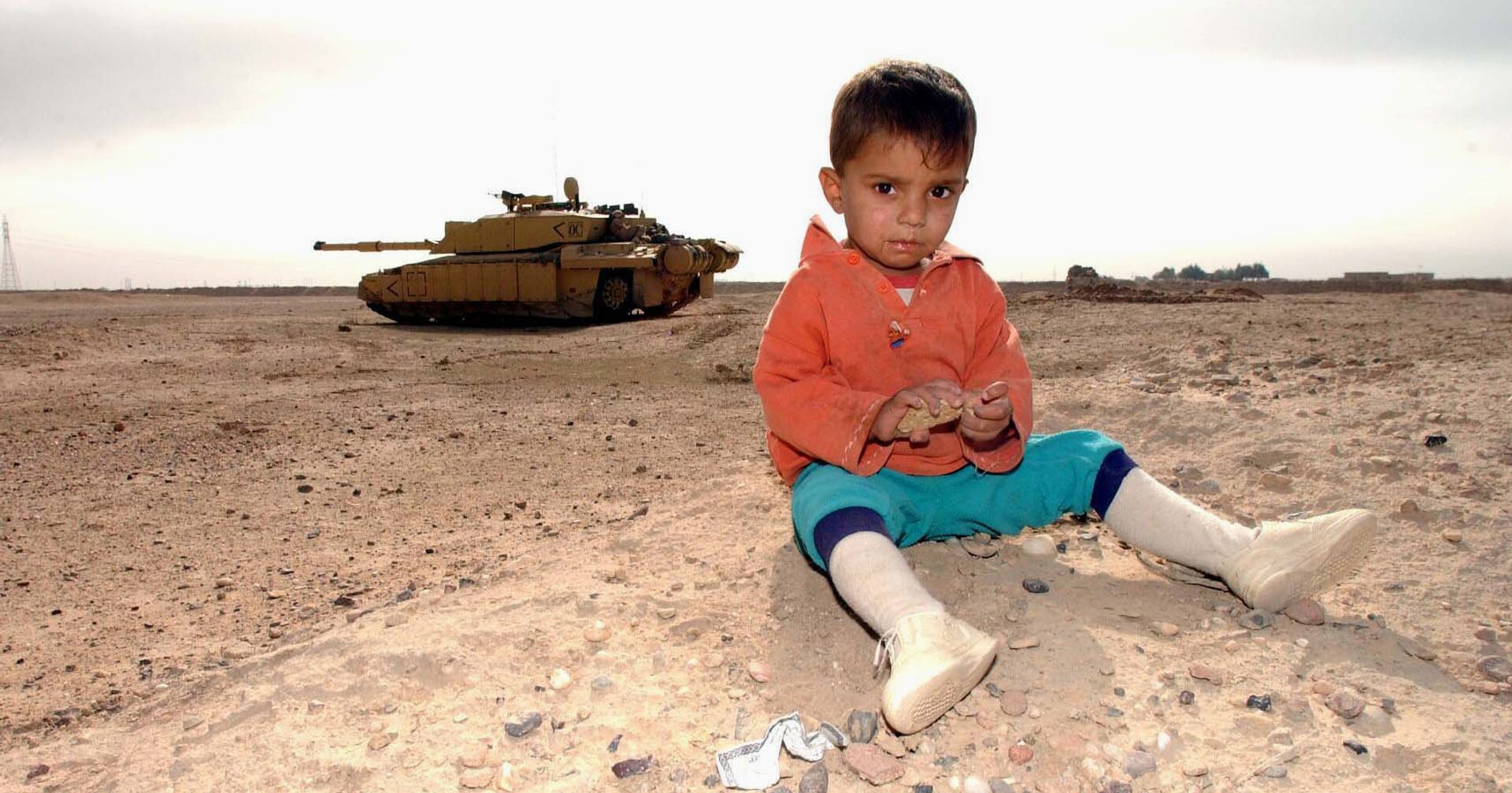 Иракский ребенок и британский танк на заднем плане недалеко от Басры - ИноСМИ, 1920, 27.02.2021