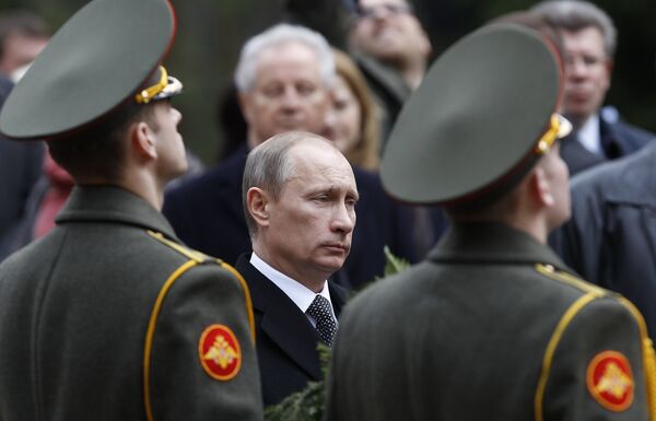 Глава правительства РФ Владимир Путин на памятной церемонии на центральной площадке мемориального комплекса «Катынь»