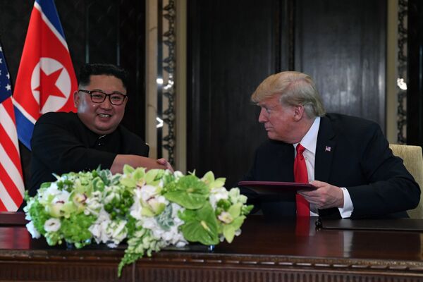 Лидер КНДР Ким Чен Ын и президент США Дональд Трамп во время церемонии подписания документов по итогам встречи в Сингапуре. 12 июня 2018 Лидер КНДР Ким Чен Ын и президент США Дональд Трамп во время церемонии подписания документов по итогам встречи в Сингапуре. 12 июня 2018