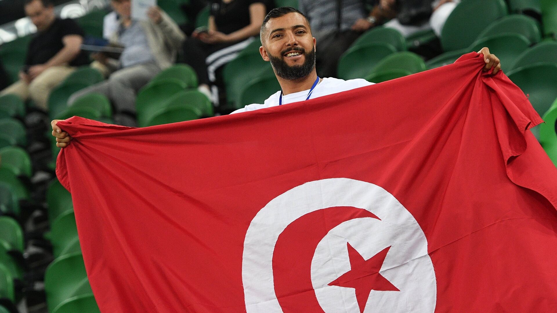 Мужчина с флагом Туниса на стадионе - ИноСМИ, 1920, 20.11.2025
