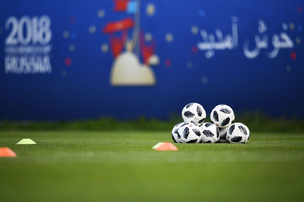 Футбольные мячи во время тренировки игроков сборной Ирана перед матчами чемпионата мира по футболу 2018