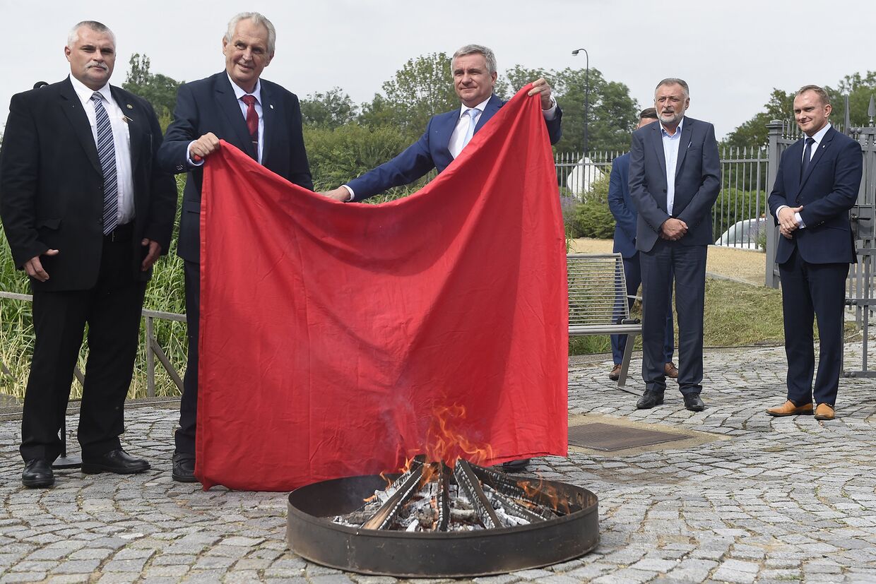 Президент Чехии Милош Земан сжигает трусы, которые были символом опозиции в Праге