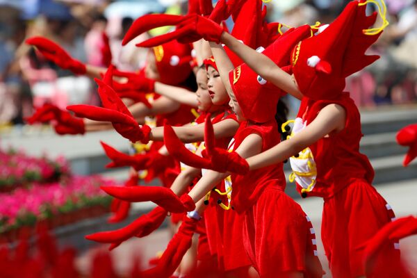 Дети выступают на церемонии открытия фестиваля раков в Сюйюй, Китай