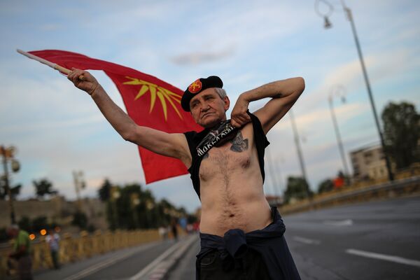 Сторонник оппозиционной партии ВМРО-ДПМНЕ принимает участие в акции протеста против переименования Македонии