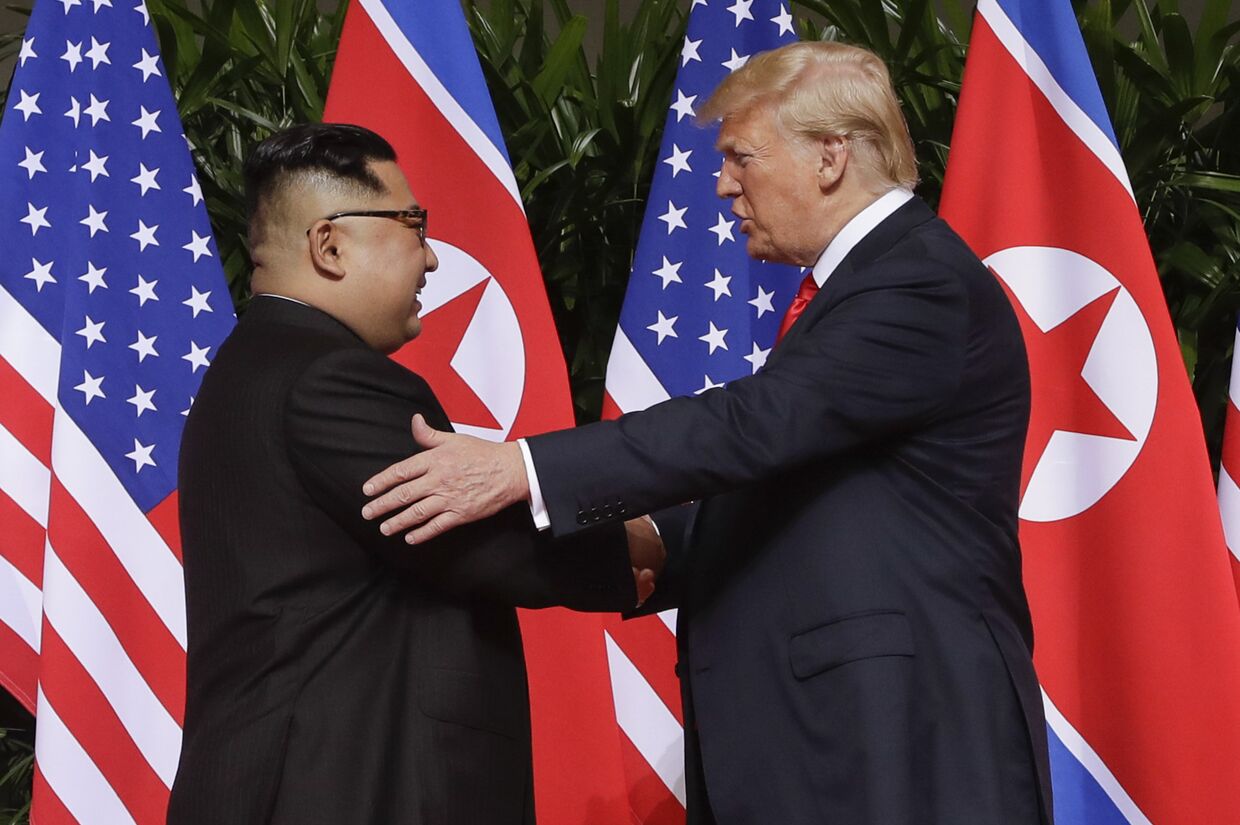 Президент США Дональд Трамп и председатель КНДР Ким Чен Ын во время встречи в Сингапуре