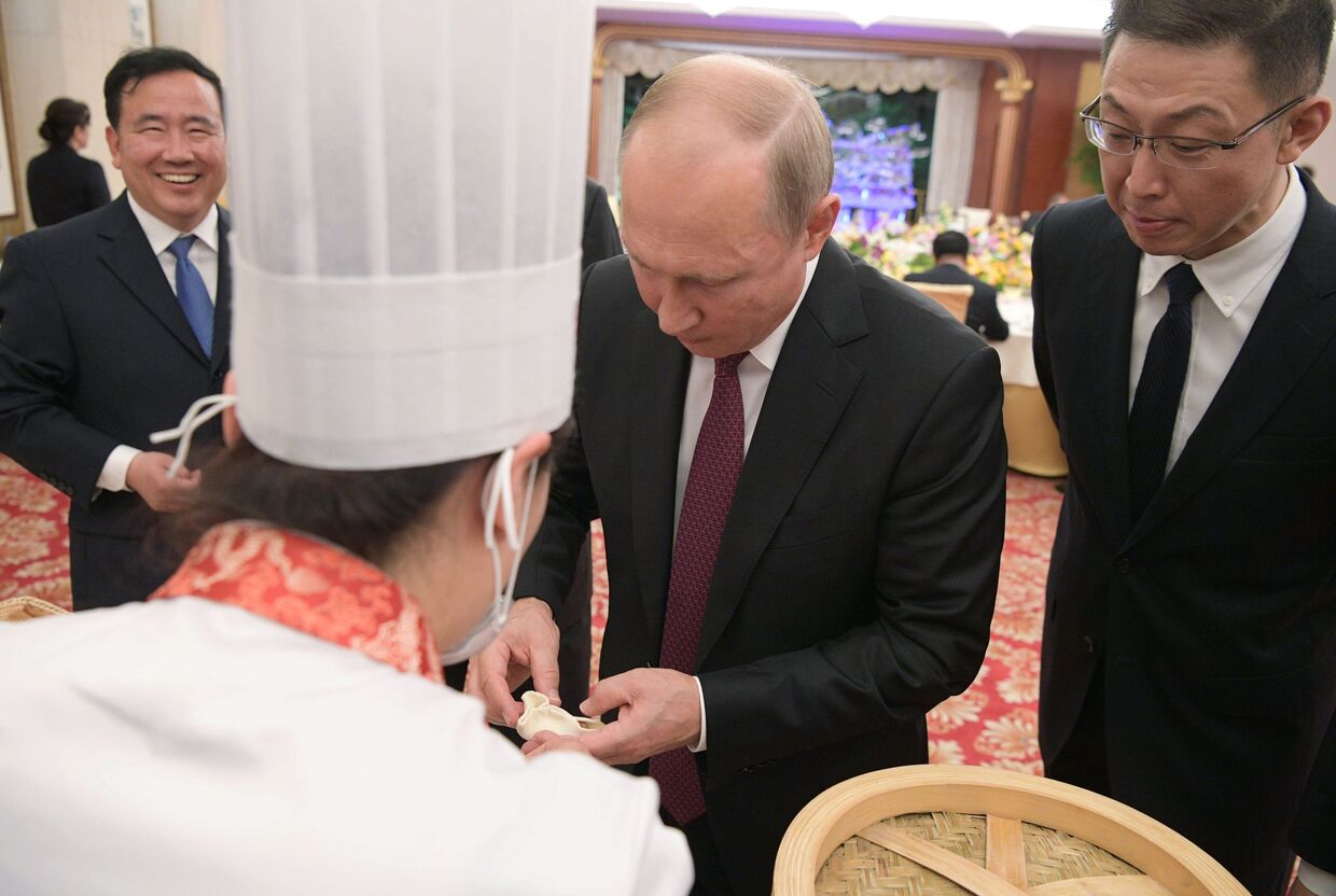 Президент РФ Владимир Путин на торжественном приеме от имени председателя КНР Си Цзиньпиня в Тяньцзине
