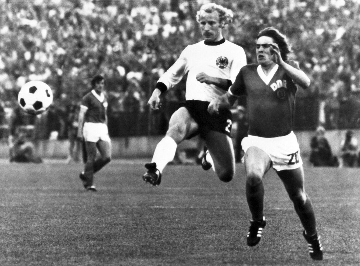 Первый раунд чемпионата мира по футболу между командами ГДР и ФРГ в Гамбурге