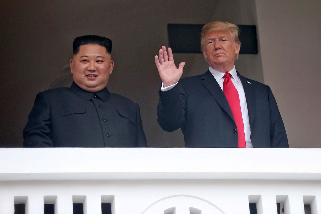 Президент США Дональд Трамп и лидер КНДР Ким Чен Ын на балконе отеля Капелла в Сингапуре. 12 июня 2018