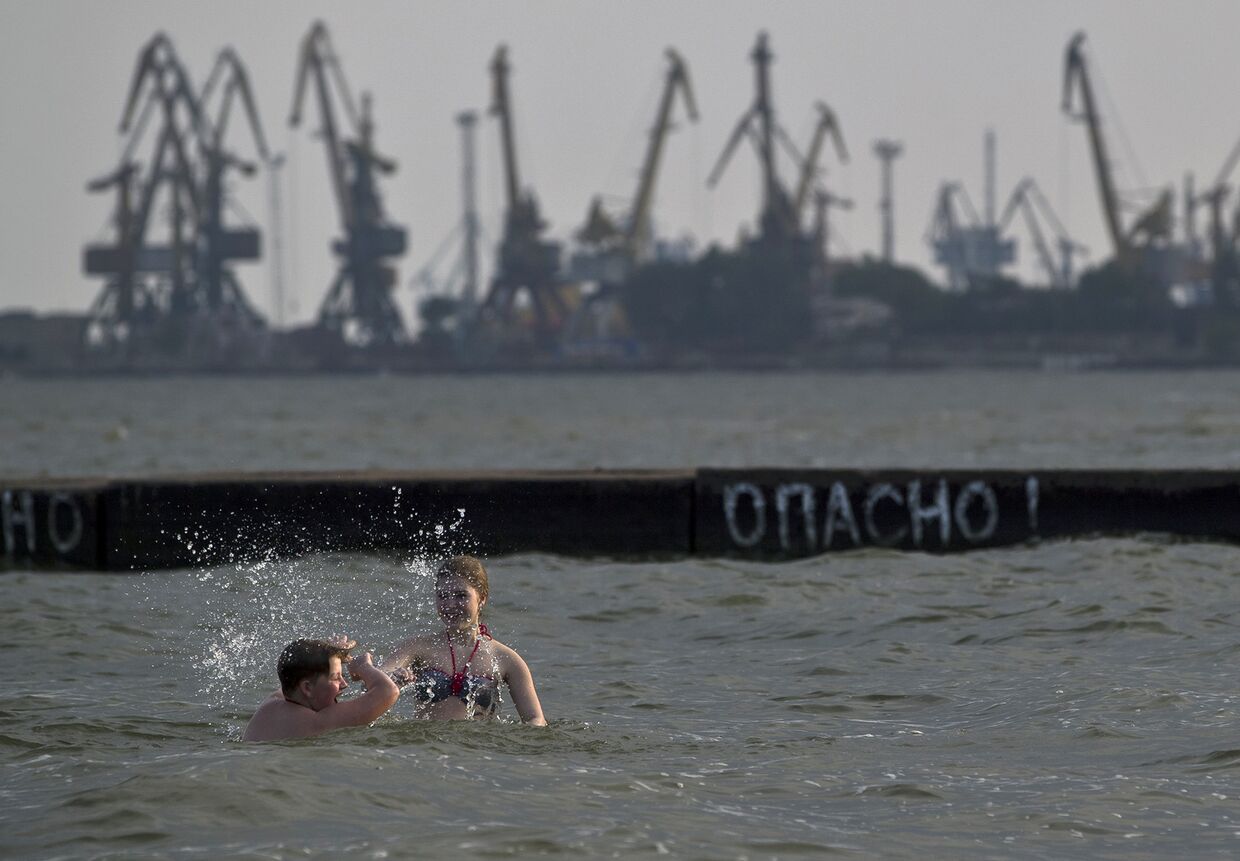 Вид на Мариупольский морской порт на Азовском море, Украина