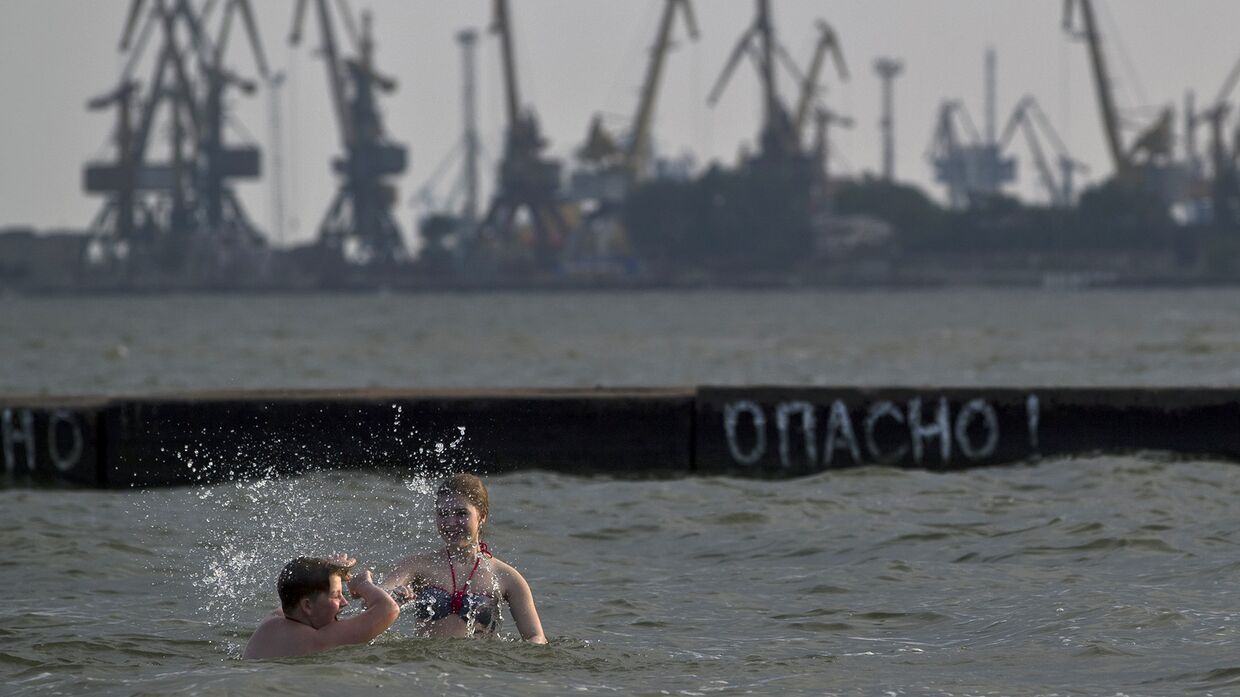 Вид на Мариупольский морской порт на Азовском море, Украина