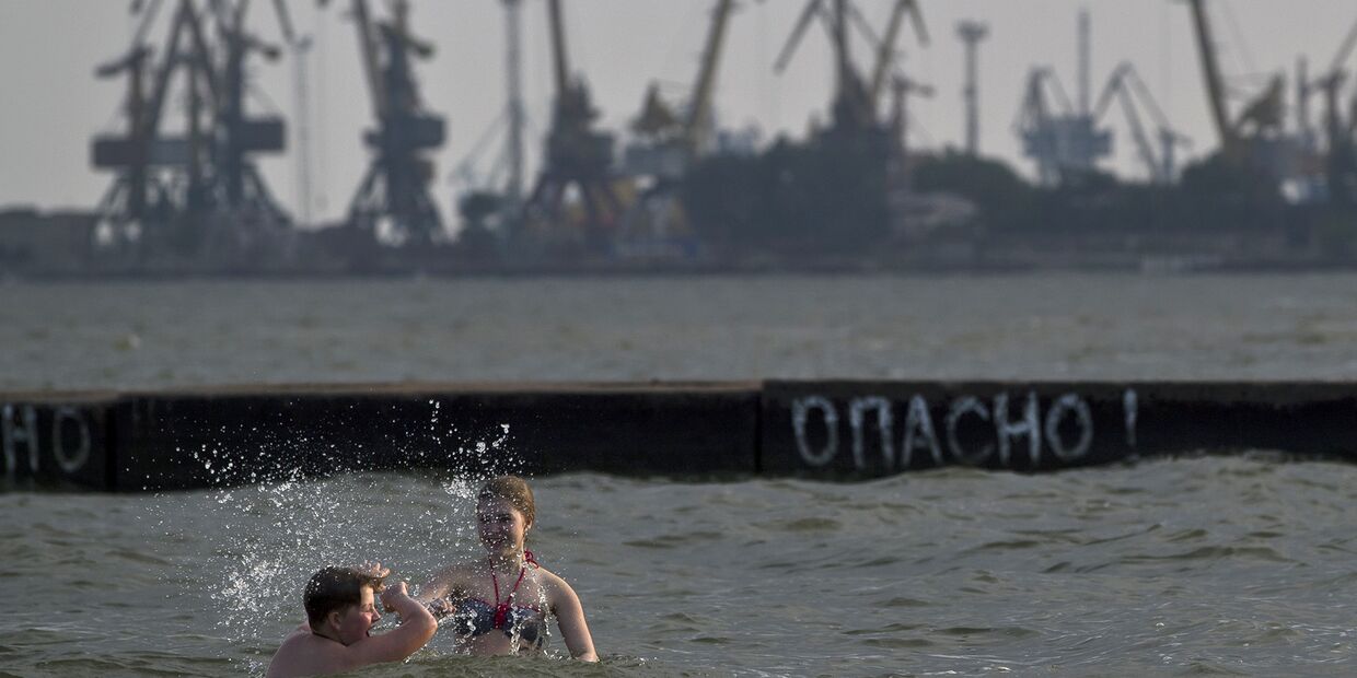 Вид на Мариупольский морской порт на Азовском море, Украина