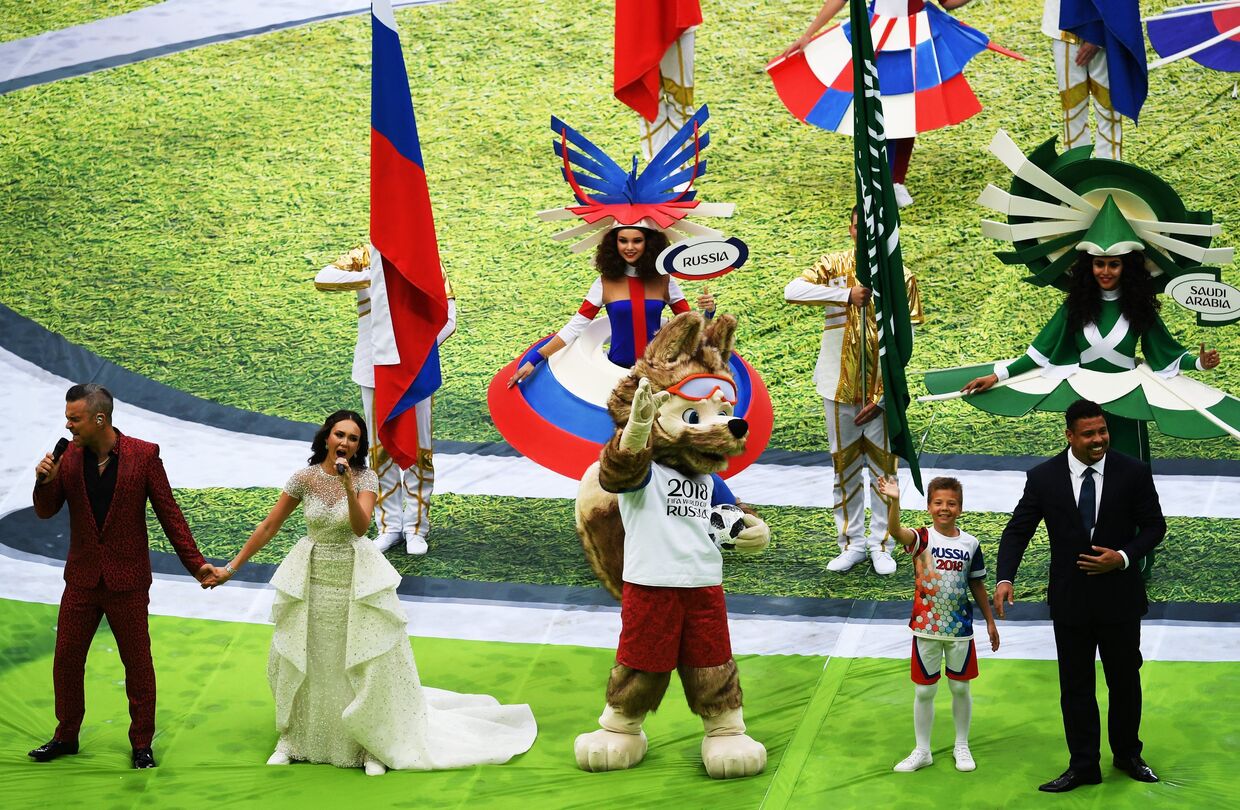 Певец Робби Уильямс и оперная певица Аида Гарифуллина выступают на церемонии открытия чемпионата мира по футболу 2018 на стадионе Лужники