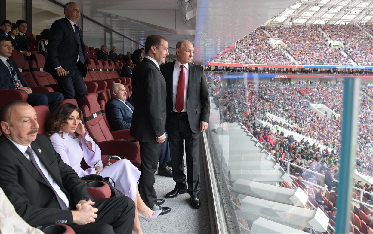 Президент РФ Владимир Путин и председатель правительства РФ Дмитрий Медведев на матче чемпионата мира по футболу между сборными России и Саудовской Аравии