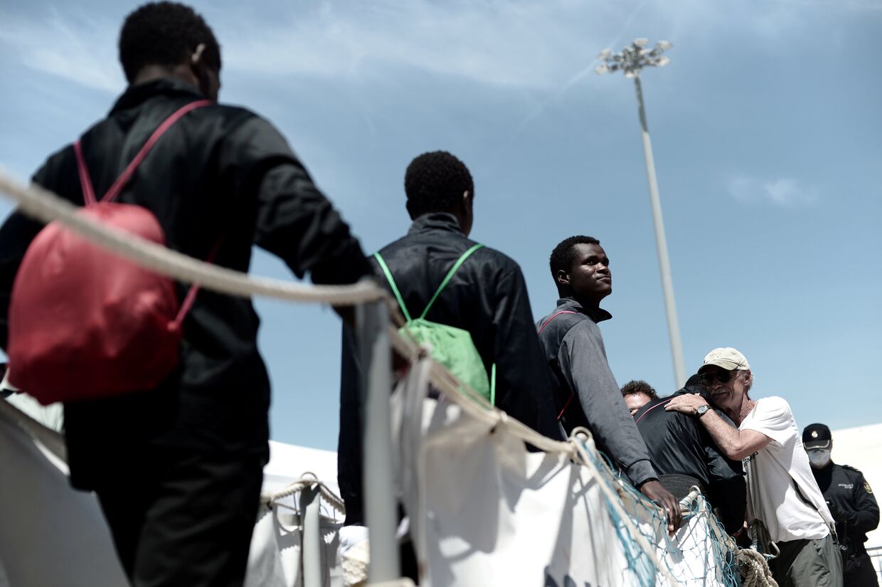 Африканские мигранты высаживаются из спасательного судна «Аквариус» после прибытия в порт в Валенсии