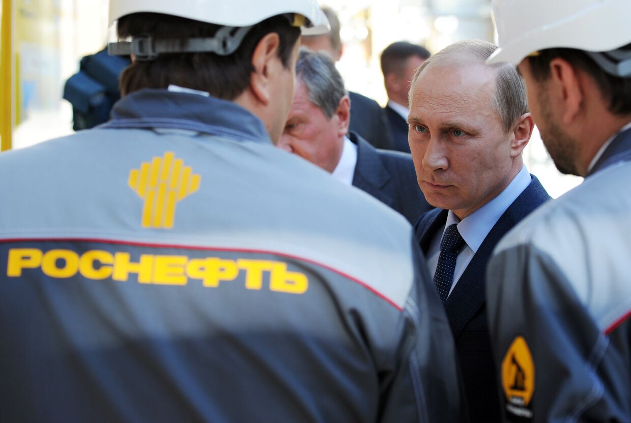 Президент России Владимир Путин во время посещения Туапсинского НПЗ Роснефти