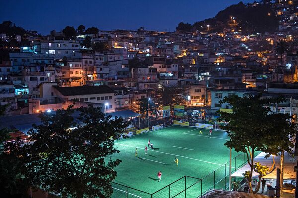 Дети играют в футбол в Рио-де-Жанейро